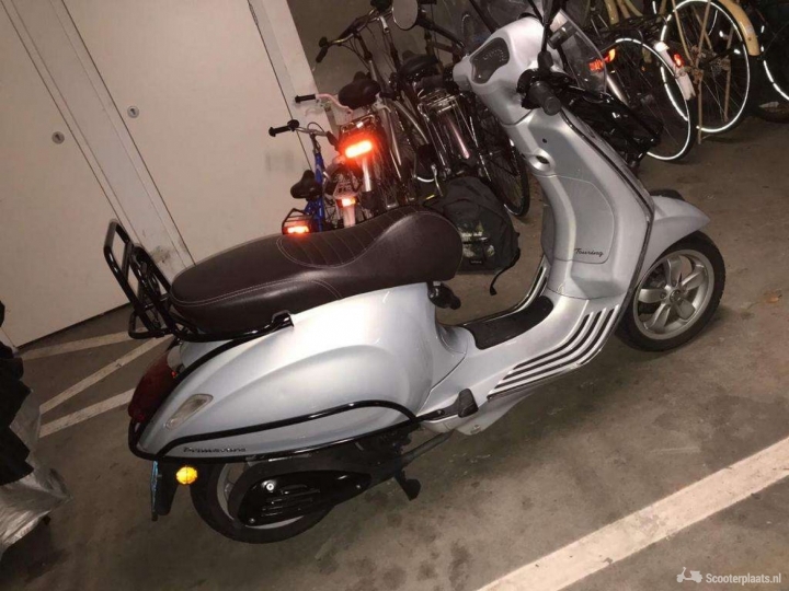 Vespa Primavera Touring grijs