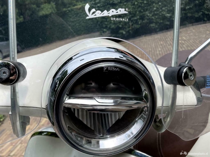 Vespa Primavera wit