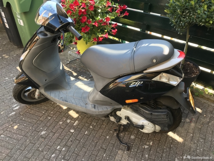Piaggio Zip zwart