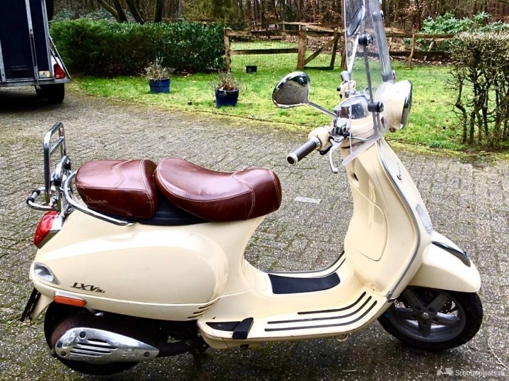 Vespa LXV beige