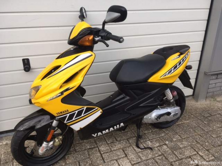 Yamaha Aerox geel