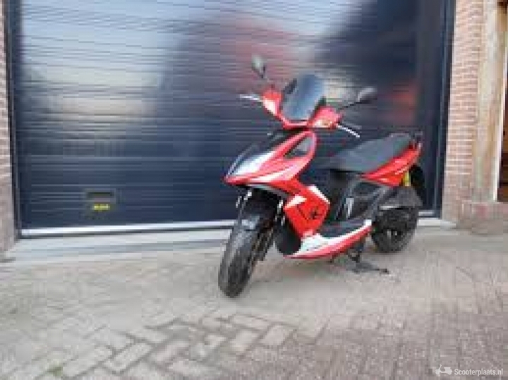 Kymco Super8 rood