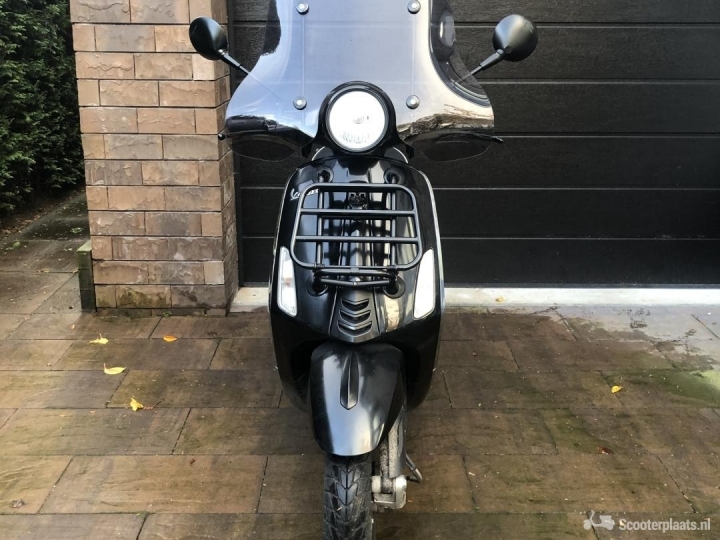 Vespa Primavera zwart