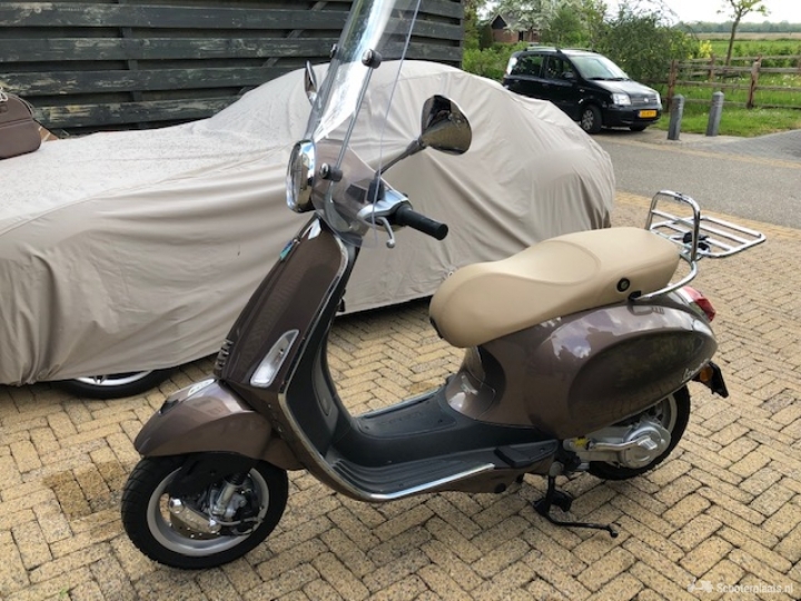 Vespa Primavera bruin