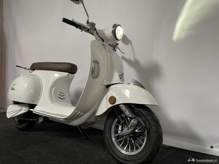 Etalian E-scooter wit