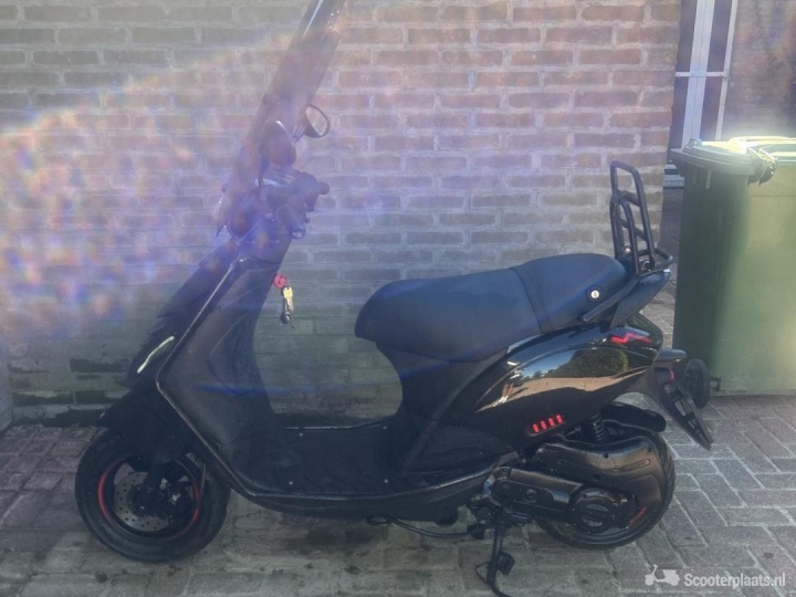 Piaggio Zip zwart