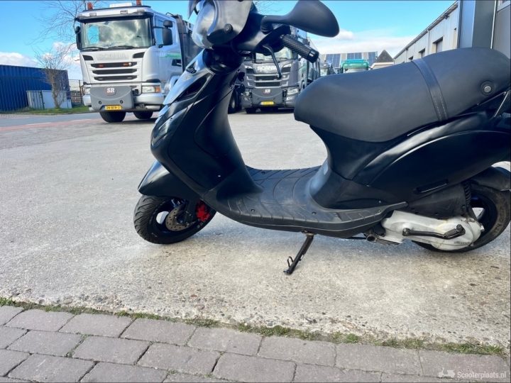 Piaggio Zip zwart