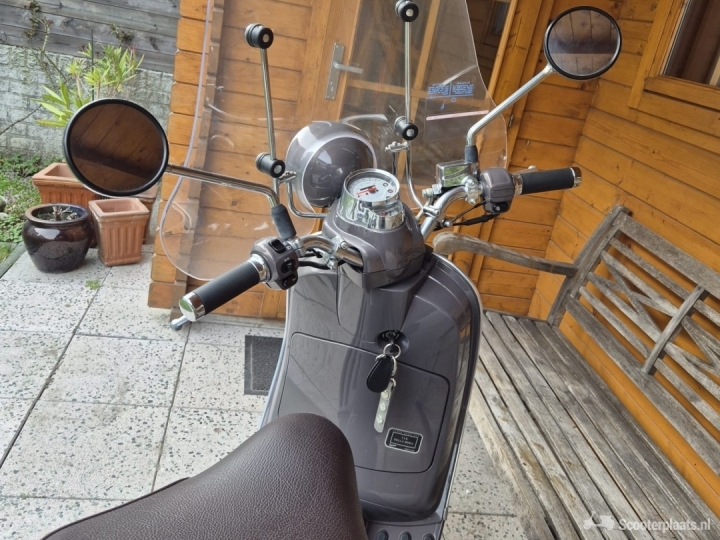 Vespa LXV grijs