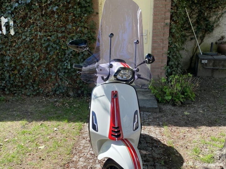 Vespa Sprint wit