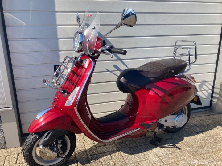 Vespa Primavera rood