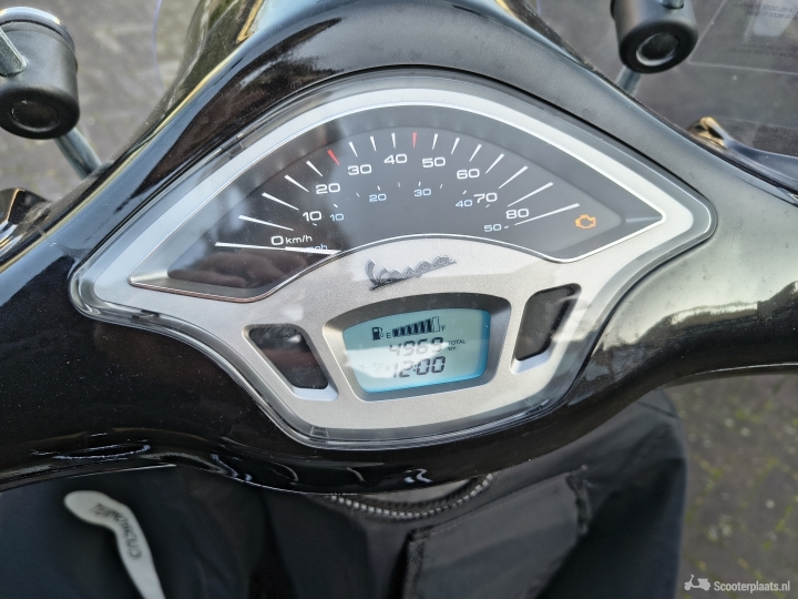 Vespa Primavera zwart