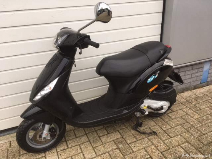 Piaggio Zip zwart