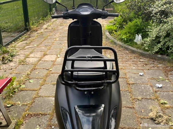 Vespa Sprint matzwart