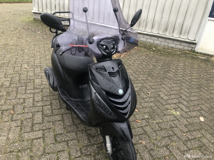 Piaggio Zip matzwart