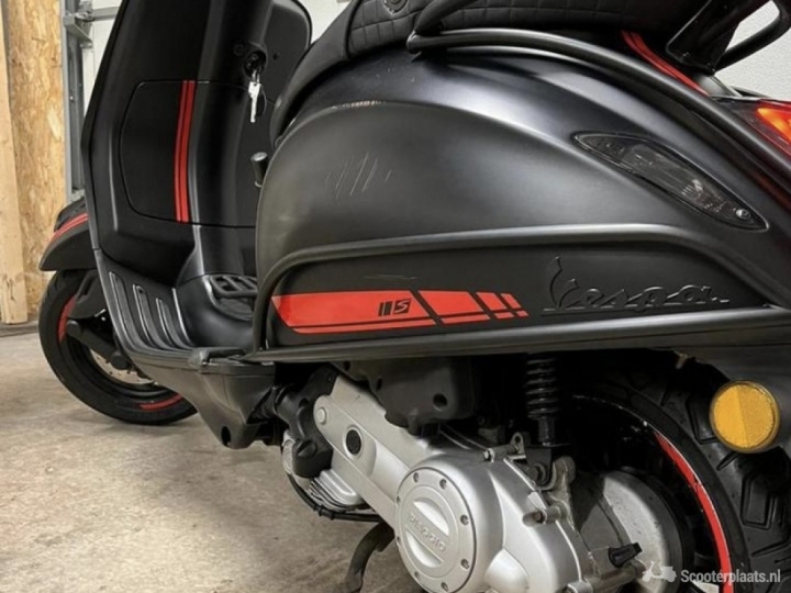 Vespa Sprint matzwart