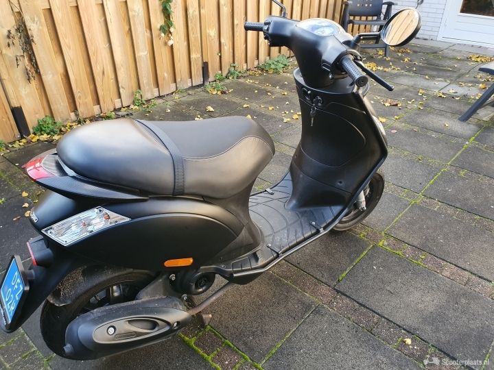 Piaggio Zip zwart