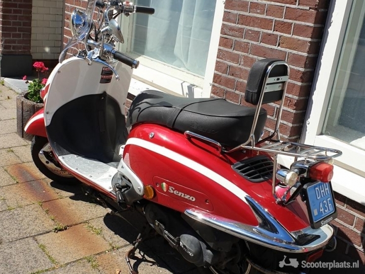 Retro scooter rood