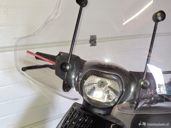 Piaggio Zip zwart