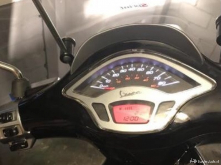 Vespa sprint full option - Scooterplaats