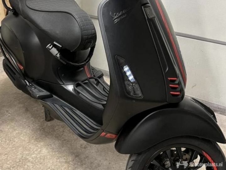 Vespa Sprint matzwart