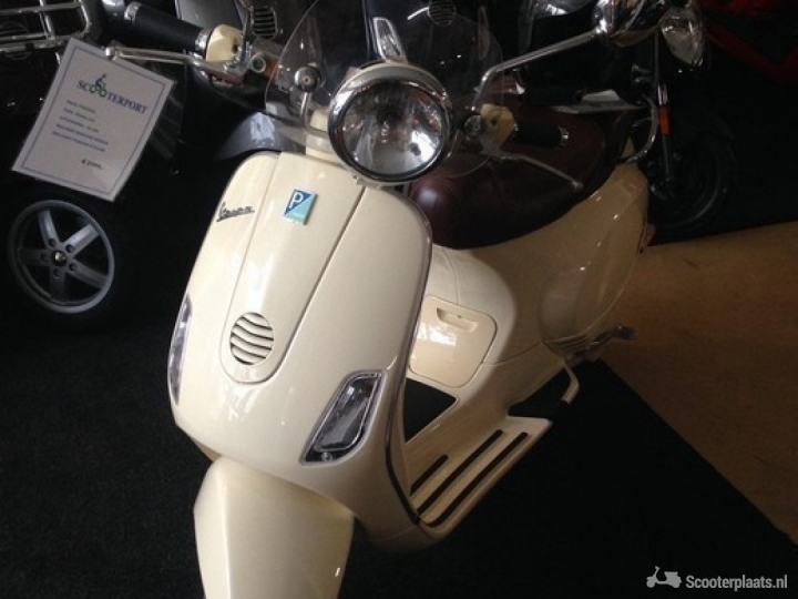 Vespa LXV beige