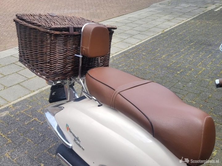 Retro scooter beige