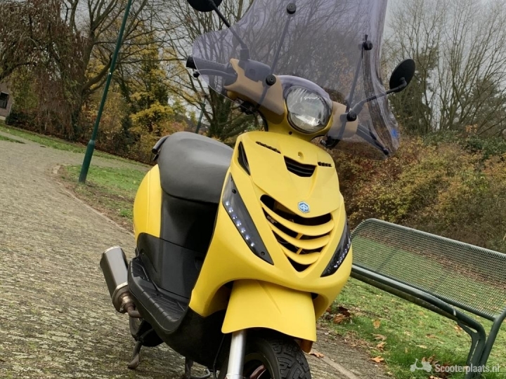 Piaggio Zip geel