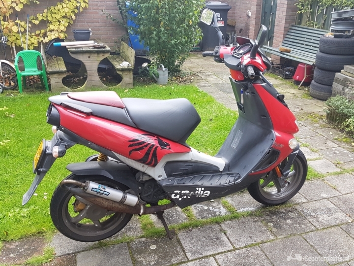 Aprilia SR Street rood