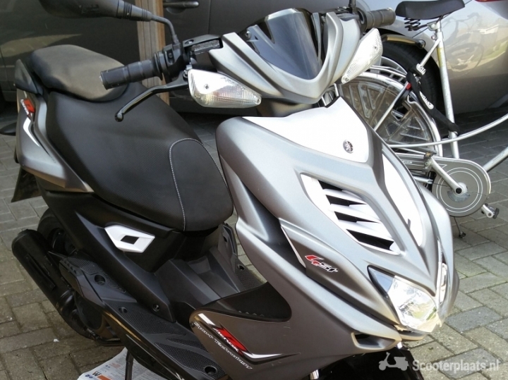 Yamaha Aerox R grijs