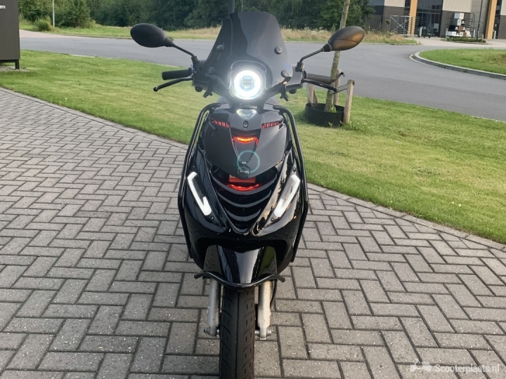 Piaggio Zip zwart