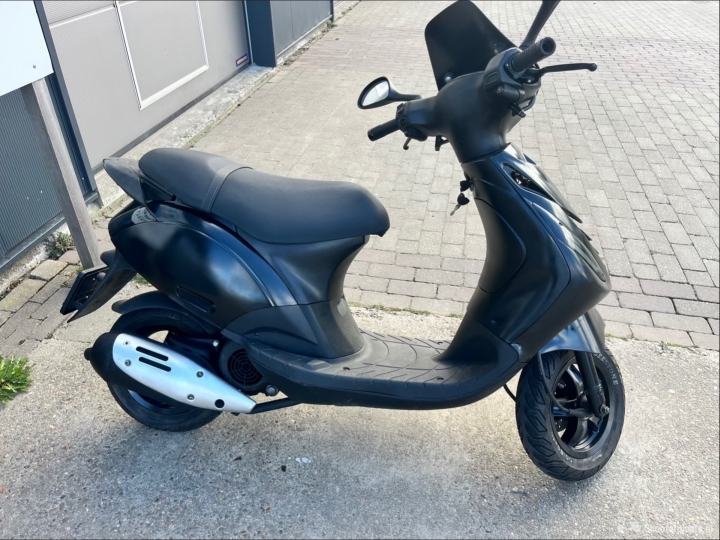 Piaggio Zip zwart