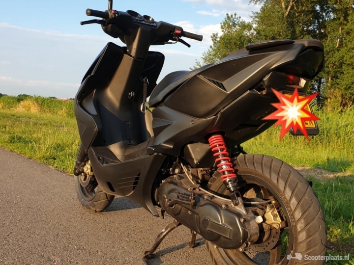 Yamaha Aerox R matzwart