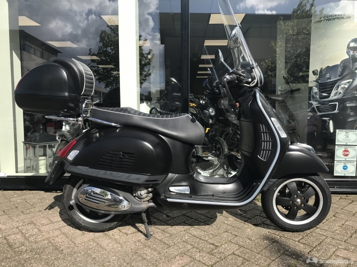 ZEER NETTE VESPA GTS SUPERSPORT 300i MET EXTRA'S - Scooterplaats