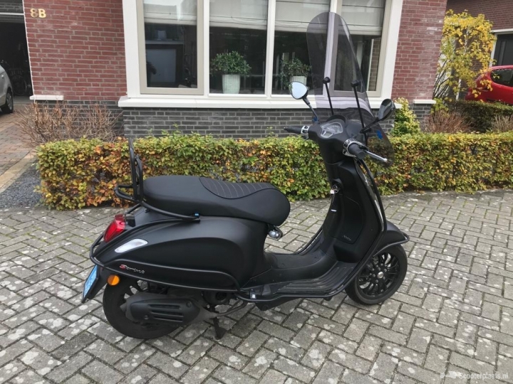 Vespa Sprint matzwart