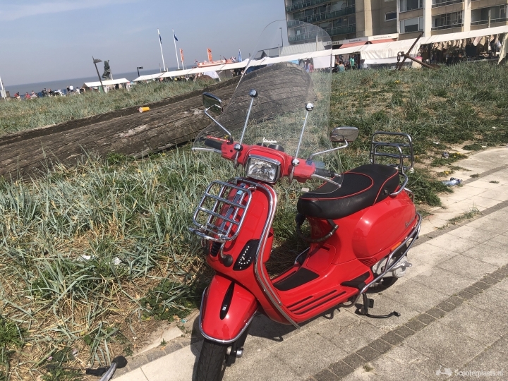 Vespa S rood