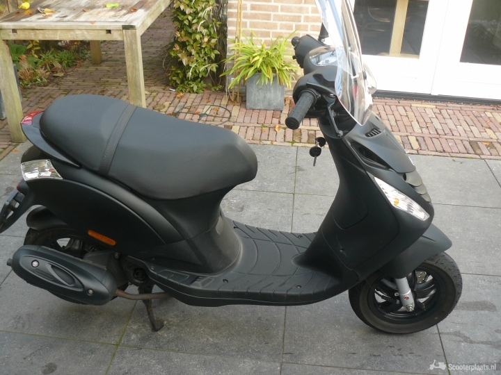 Piaggio Zip matzwart