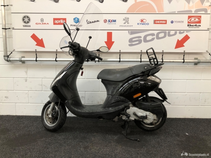 Piaggio Zip zwart