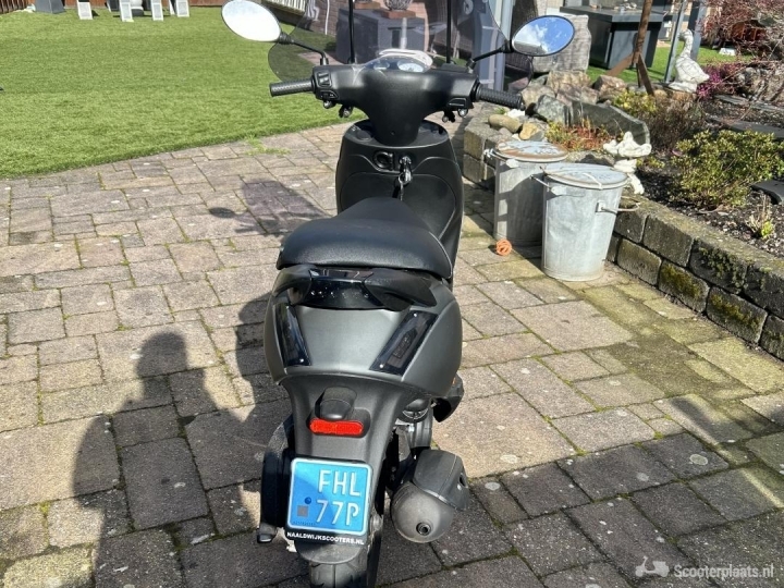 Piaggio Zip matzwart