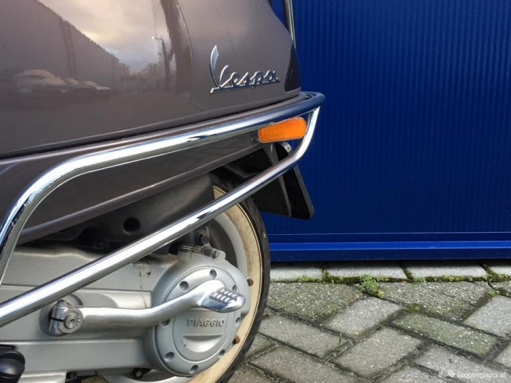 Vespa LXV bruin