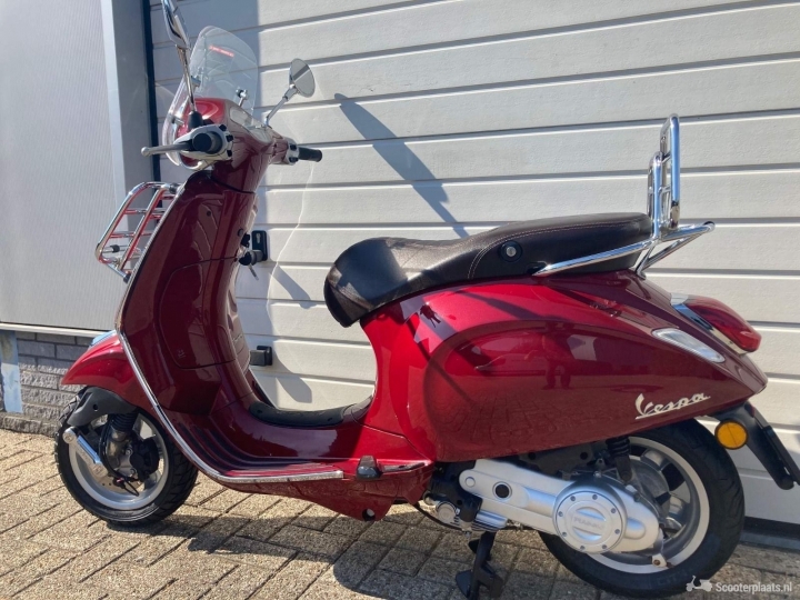 Vespa Primavera rood
