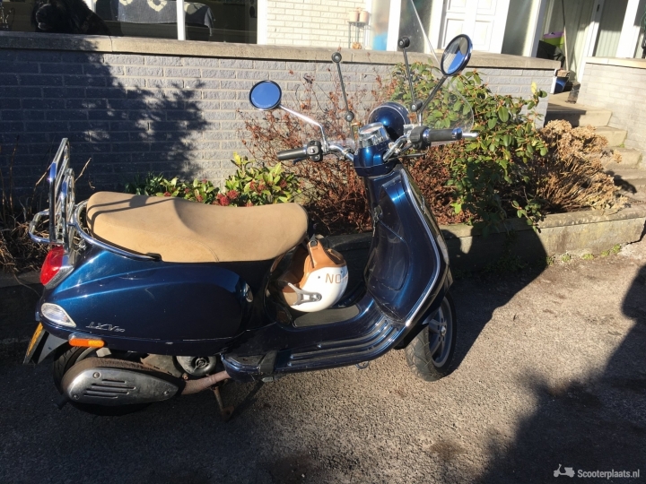 Vespa LXV blauw