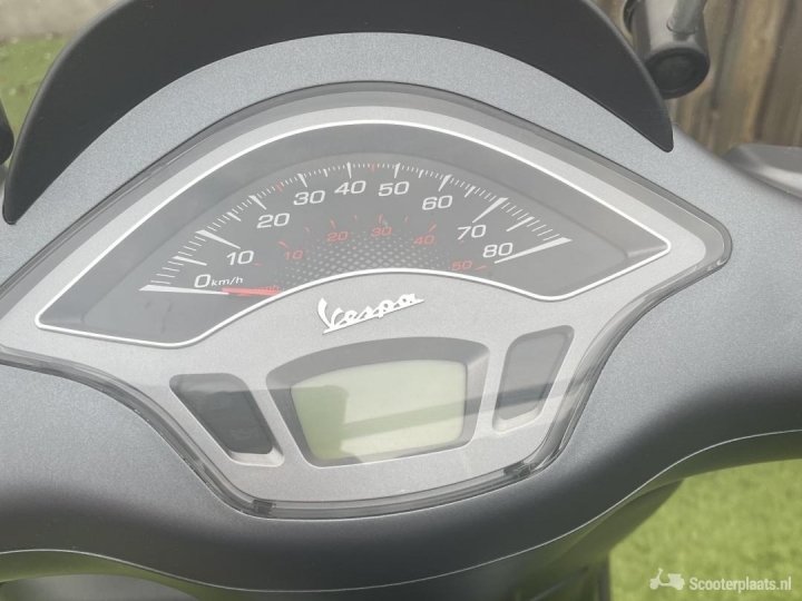 Vespa Sprint S grijs