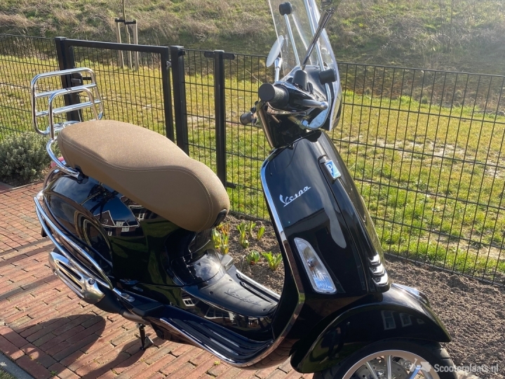 Vespa Primavera zwart