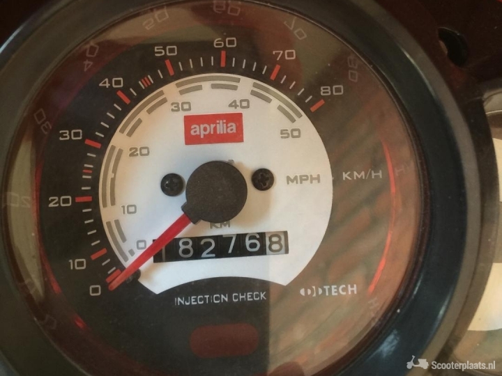 Aprilia SR 50 rood