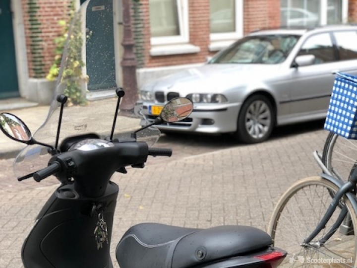 Piaggio Zip matzwart