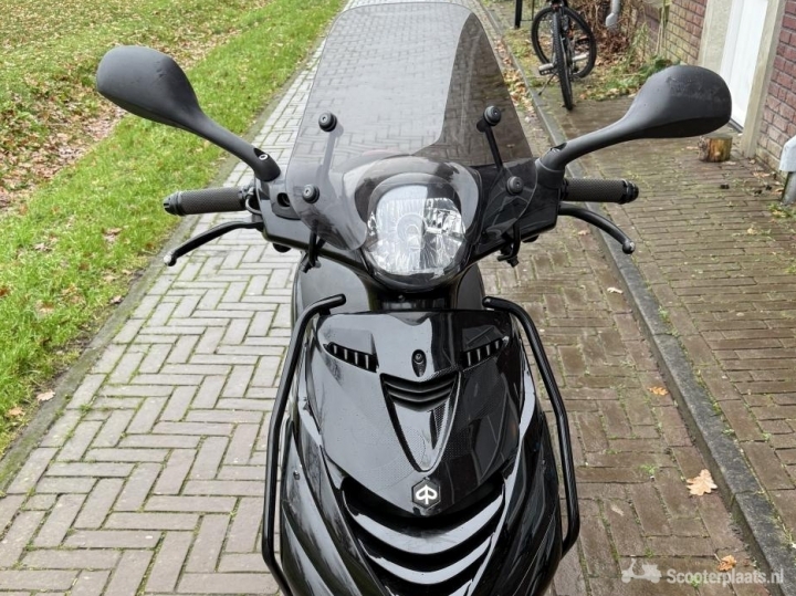 Piaggio Zip zwart