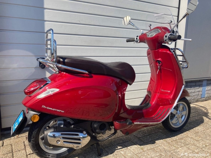 Vespa Primavera rood