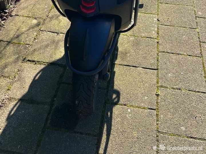 Vespa Sprint S matzwart