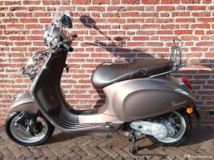 Vespa Primavera Touring bruin