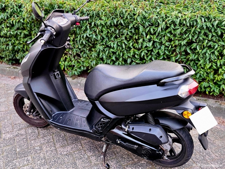 Peugeot Kisbee matzwart